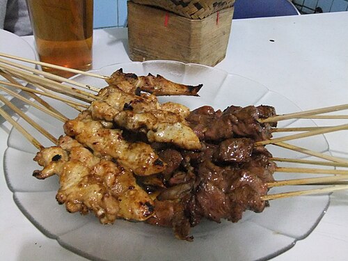 調理されたサテ・カンビン（右）はチキン・サテ（左）に比べて色が濃い