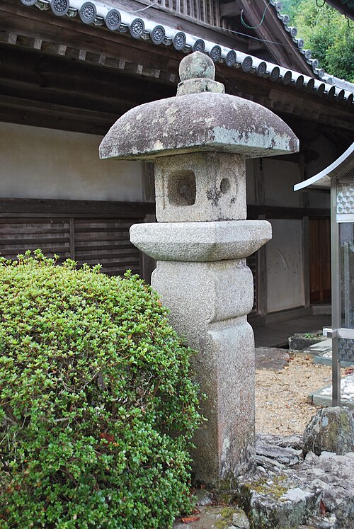 切支丹燈籠型の池込燈籠