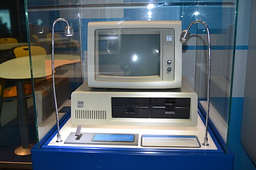Intel 8088 マイクロプロセッサを搭載したオリジナルの IBM PC