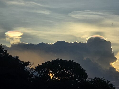 積乱雲の上にある 2 つの虹色の雲。 2026年6月13日、タイのコンケンで撮影