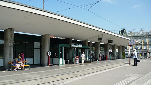 駅の入り口