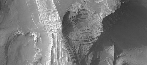 火星偵察オービターに搭載されたCTXカメラで撮影された、テルビー・クレーターの北部。多くの層が見られる。