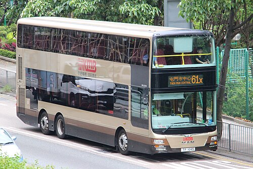 MANライセンスを受けたGemilangボディを備えた九龍バスのMAN A95
