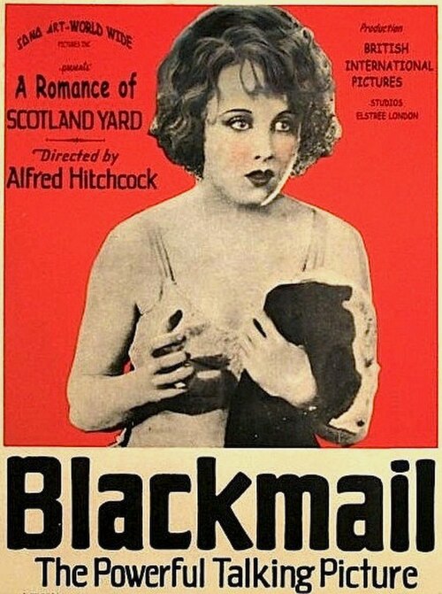 映画『ブラックメール』の広告には、ランジェリー姿の若い女性が片腕に衣服を抱え、カメラの方を向いている姿が写っている。周囲のテキストには、この映画が「スコットランドヤードのロマンス」「迫力満点のトーキー映画」と紹介されている。