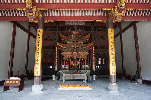 本堂の内部。東屋には曹丕の像が置かれている。