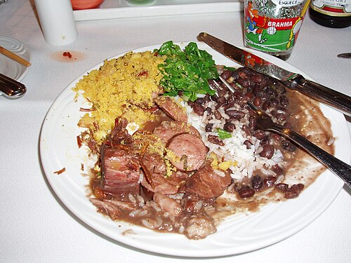 ブラジルの典型的なフェイジョアーダ、豆と牛肉と豚肉の煮込み料理