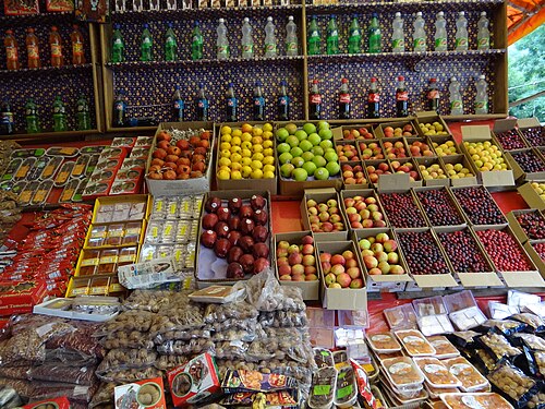 食品小売業者 – インド、ヒマーチャル・プラデーシュ州ナガールの果物店