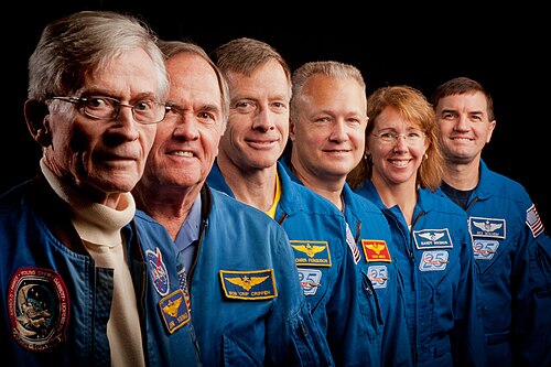 ヤングとクリッペンがSTS-135の乗組員と並んで立っている写真