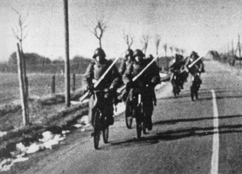 1940年のドイツによるデンマーク侵攻の際、ドイツ軍と戦うために自転車で前線に向かうデンマーク兵たち。
