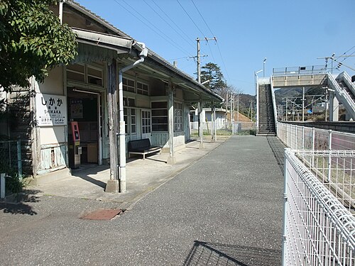 旧駅舎の線路側からの眺め。歩道橋へのアクセスが示されています。