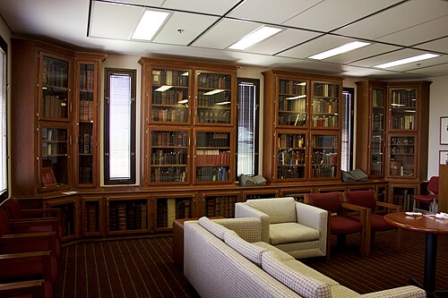 ビゼル記念図書館にあるビゼル聖書コレクションの棚