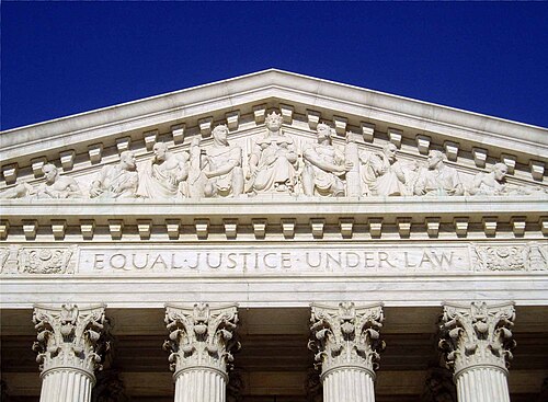 ロバート・インガソル・エイトキン作「法の下の平等な正義」が西側ファサードに掲げられている