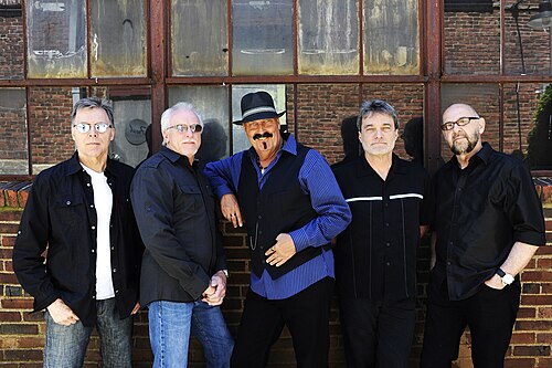 バンド「エグザイル」のメンバー5人全員。