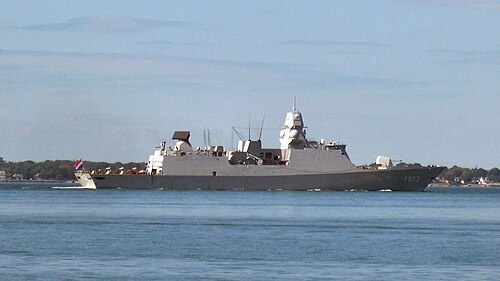 2009 年、米国バージニア州ノーフォークのノーフォーク海軍基地を出発する HNLMS トロンプの側面の写真。
