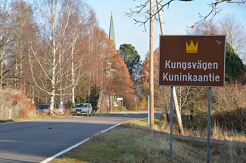 道路脇にあるキングスロードの標識