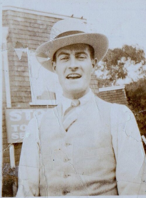 パナマ帽とボタン留めのベストを着た男性、1927年。
