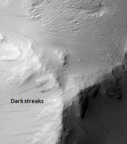 HiRISE が撮影した、暗い縞模様のあるニコルソン マウンド