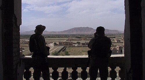 2002年：米特殊部隊の兵士2人が北方向からカブールを眺めている。