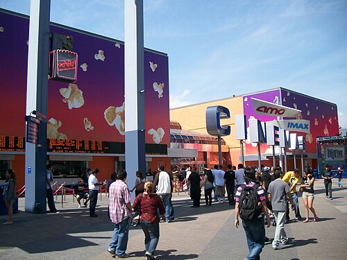 カリフォルニア州ユニバーサルシティにある IMAX を備えた AMC シティウォーク スタジアム 19 のオリジナルの外観。2017 年に「ユニバーサル シネマ AMC アット シティウォーク ハリウッド」としてブランド名が変更され、改装されました。
