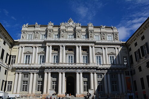 ウンベルト1世広場の新古典主義のファサード