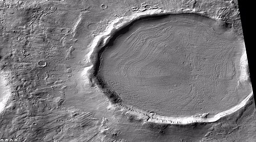 火星偵察オービター（MRO）搭載のCTXが撮影した、同心円状のクレーター充填物を示すクレーター。場所はファエトンティス四角形。