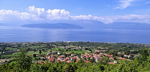 プレスパ湖を背景にしたスリヴニツァ村のパノラマ風景