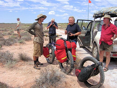 クンプピンティル湖近くのカニング ストック ルートで、ヤクブ ポストリガツが特別なファットバイクに乗っている写真
