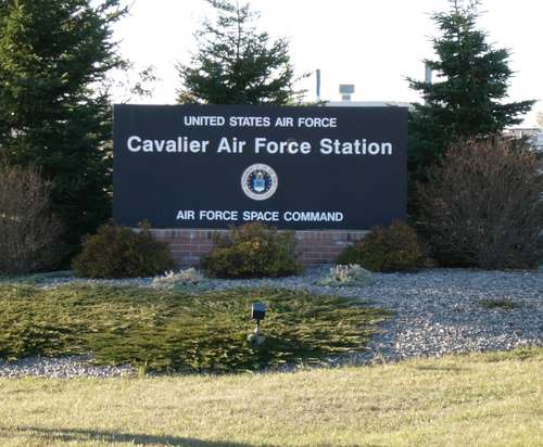 キャバリア空軍基地の入り口にあった以前の標識。