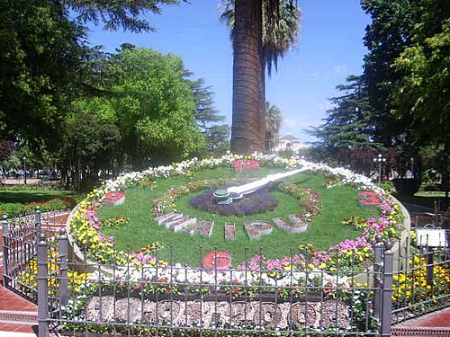 中心広場の花時計。