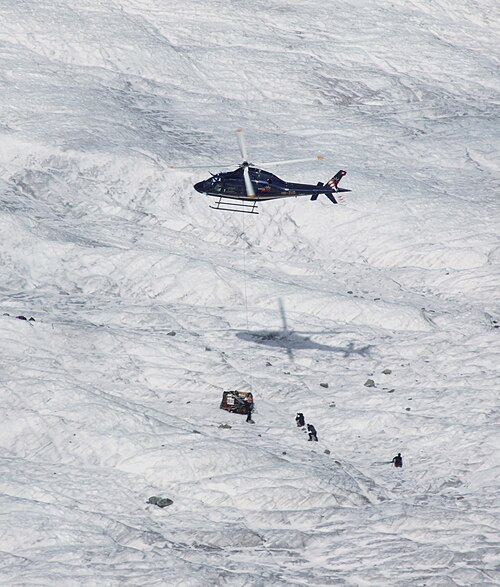 ヘリコプターによるモルテラッチ氷河への機材輸送