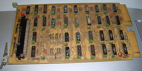 1970 年代の Electronika 60 用 I1 パラレル インターフェイス ボード。緑色の長方形の部品はデカップリング コンデンサです。