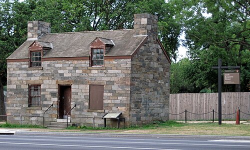 2012年撮影、コンスティテューション通りに面した水門番小屋の北側