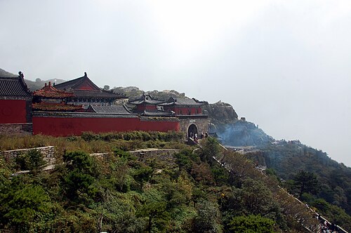 泰山の頂上にある寺院群。この場所には紀元前3世紀の漢王朝時代から建造物が建てられてきた。