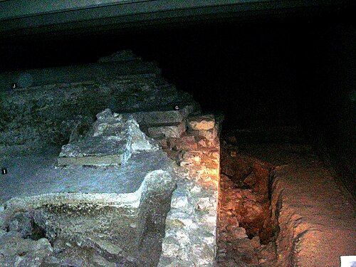 ノートルダム大聖堂前の広場の下にあるローマ時代の城壁の遺跡