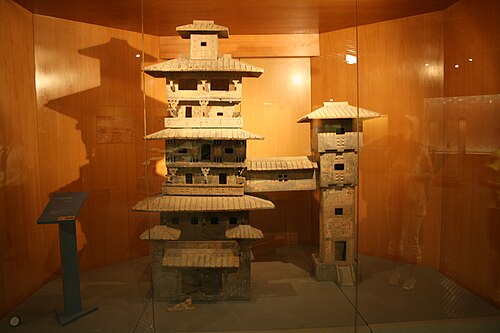 橋で繋がれた2つの住居塔、陶器製ミニチュア、漢王朝（紀元前202年～紀元後220年）