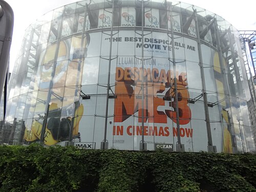 ロンドンのサウスバンク地区にあるBFI IMAXに掲示された、映画の巨大ポスター。