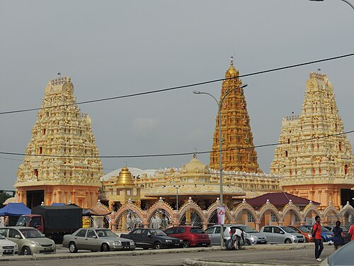 1892 年にマレーシアのセランゴール州クランに建てられた南インド風ヒンドゥー教のスリ・スンデララジャ・ペルマル寺院の正面にあるトラナ。