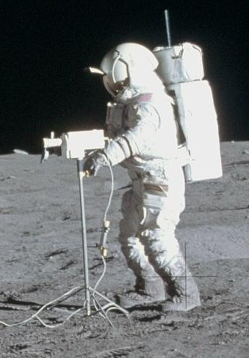 アポロ14号のカメラを持ったエドガー・ミッチェル