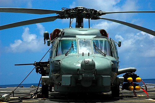 SH-60Bが警戒態勢を敷き、USSカーツのイラク戦争作戦を支援する準備を整えている