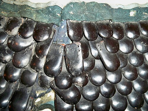 日本の魚鱗甲冑「魚鱗小札」と、硬化した革で作られた兜の首当て「兜鋏」。