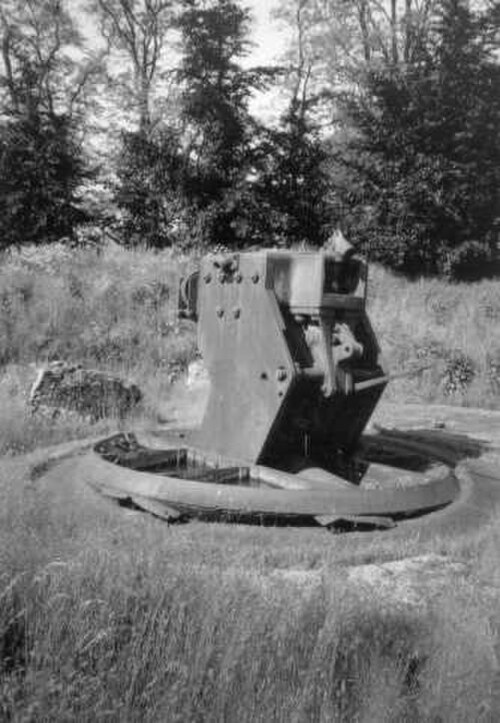 ロンシン砦のベルギー軍 M1891 砲塔。弾薬庫での爆発により砲塔は空中に投げ出され、ほぼ無傷のまま砲塔自身の砲塔穴に逆さまに着地した。