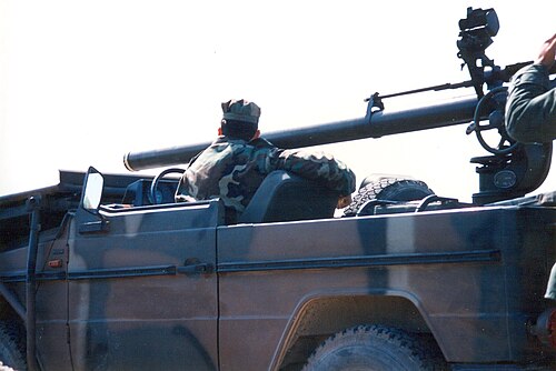 メルセデス・ベンツ240Gから銃を発射する。