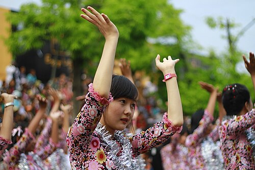 2012年4月12日、ミャンマーのマンダレーにあるマンダレー市庁舎で行われたティンジャン水かけ祭りの開会式で、若い学生たちが伝統的なビルマのダンスを披露した。