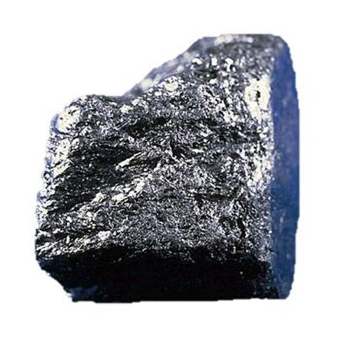 表面がざらざらした、光沢のある灰黒色の直方体状の塊。