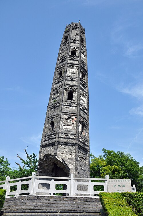 虎杖塔は天馬山にある1079年に建てられた傾いた塔である。