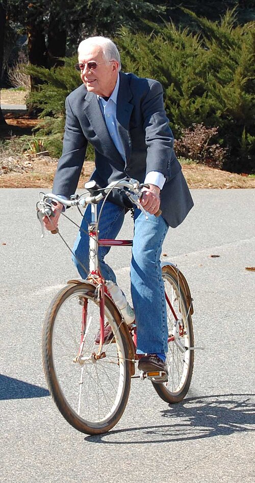 自転車に乗るカーター