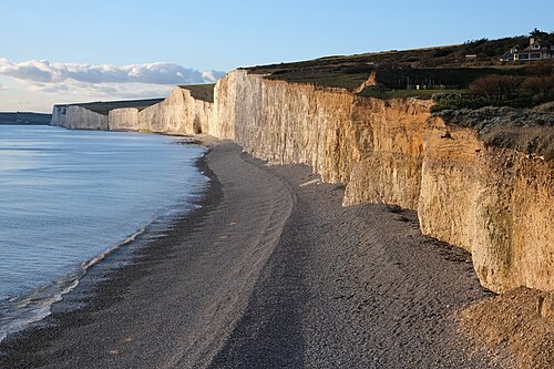 イギリス海峡沿岸のバーリング・ギャップにある白亜の断崖から見えるセブン・シスターズ