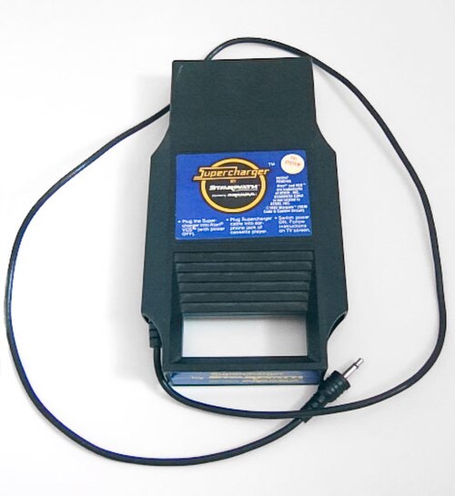 Starpath Supercharger (Atari 2600 に接続するために作られたハードウェアで、別のワイヤでテープ プレーヤーに接続します。)