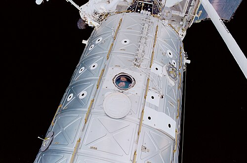 デスティニー号の天底からの眺め。宇宙飛行士のスーザン・J・ヘルムズとジェームズ・S・ボスが外を見ている。