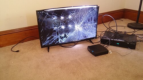 ガラスが割れた大きなスクリーンが床に置かれている
